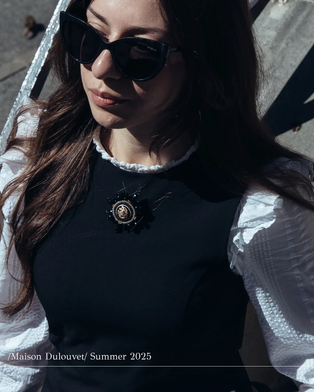 Portrait extérieur rapproché avec des lunettes noires