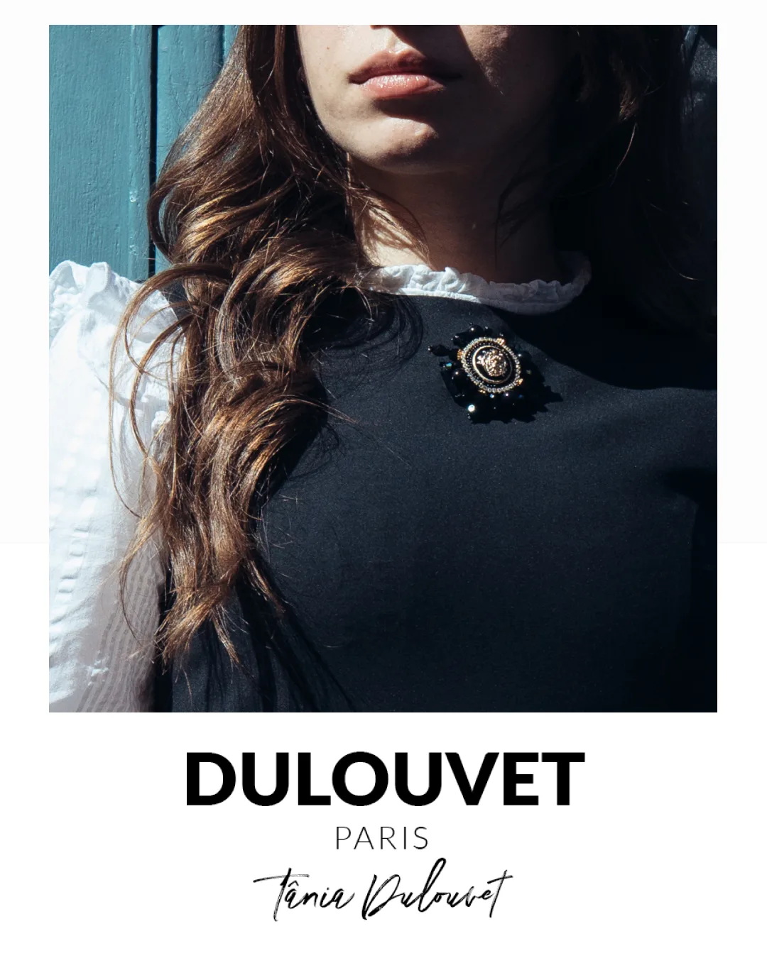 Collier floral Dulouvet au-dessus du logo