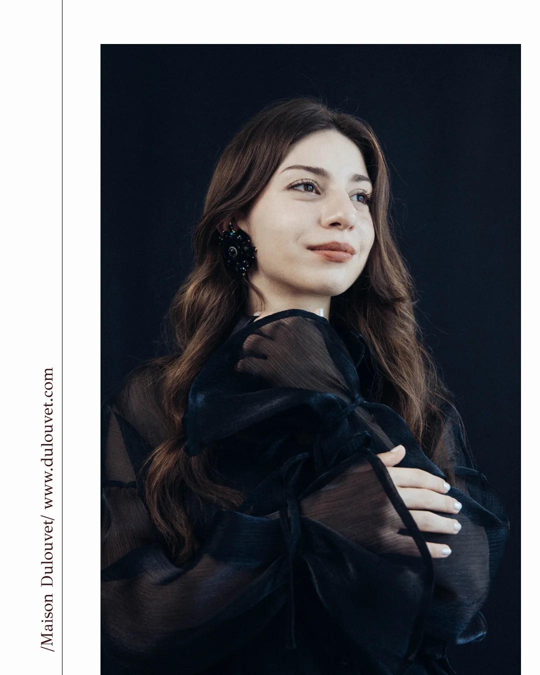 Portrait mode en studio avec des bijoux Dulouvet noirs