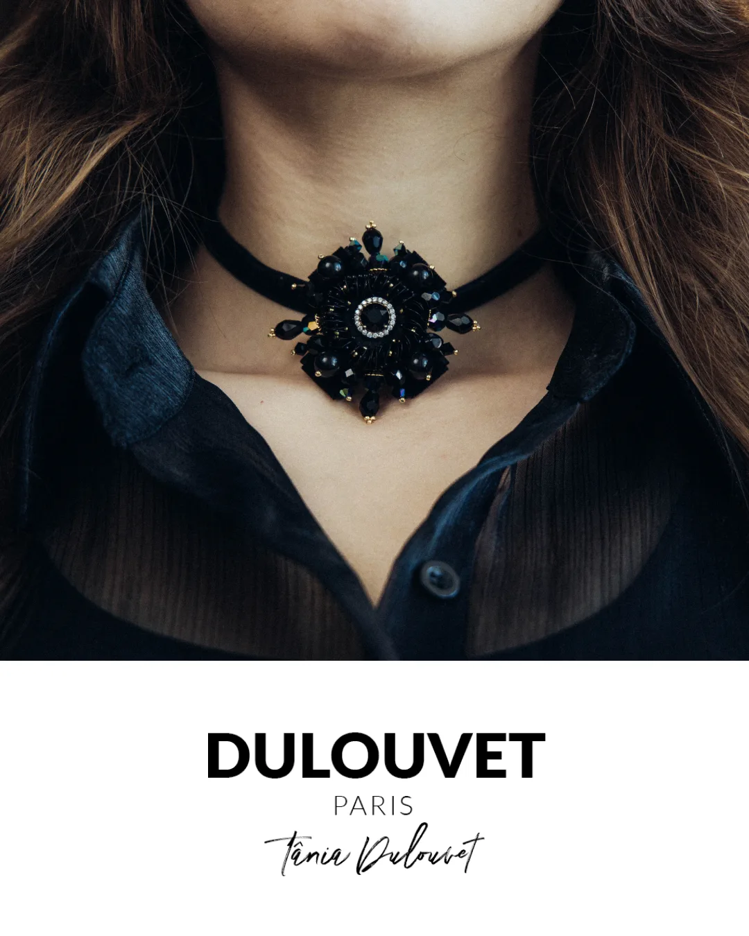 Collier floral noir Dulouvet au-dessus du logo de la marque