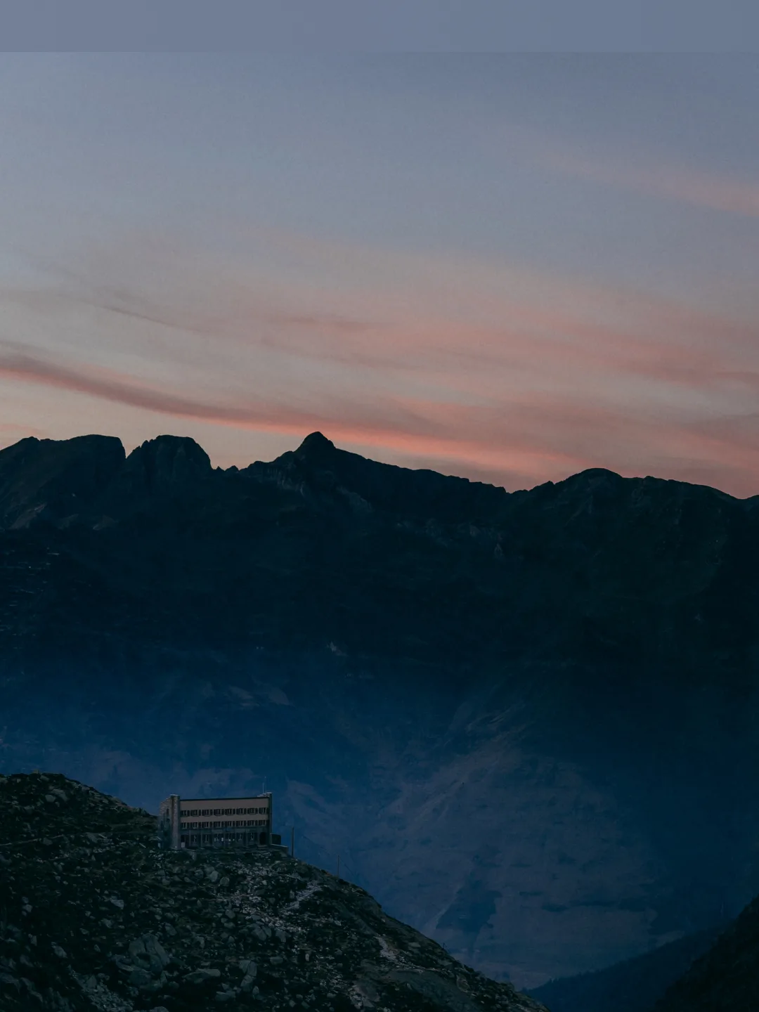 Refugio remoto bajo un cielo rosado