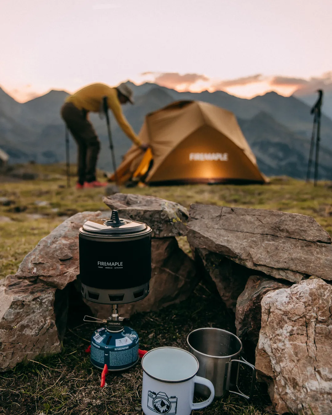 Hornillo Firemaple colocado junto a un campamento